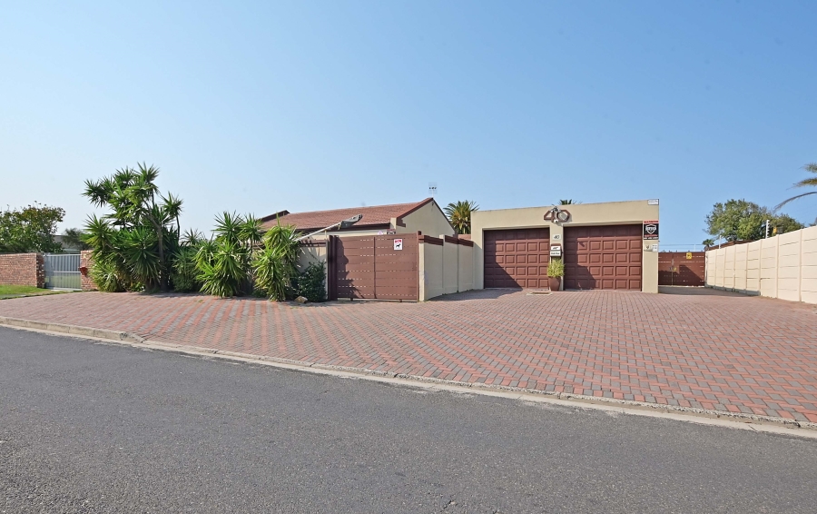 7 Bedroom Property for Sale in Bloubergrant Western Cape